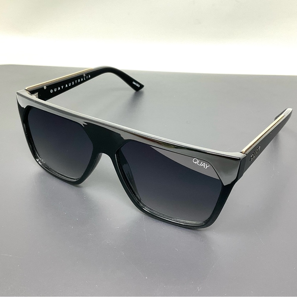 Quay Very Busy 111 Sunglasses flat top excellent condition